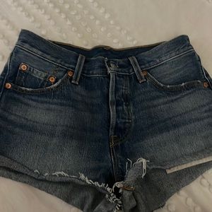 Levi shorts size 25w